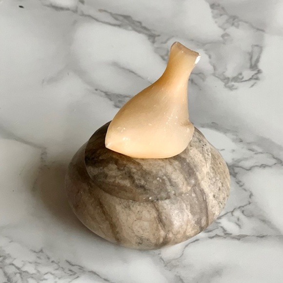 Vintage Carved Butterscotch Finial Bird Round Trinket Box - Picture 2 of 8